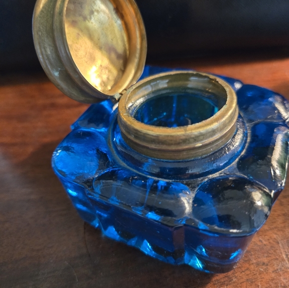 Late 19th-Century c.1880 English Cobalt Glass Inkwell, Brass Collar & Hinged Lid - Picture 4 of 5